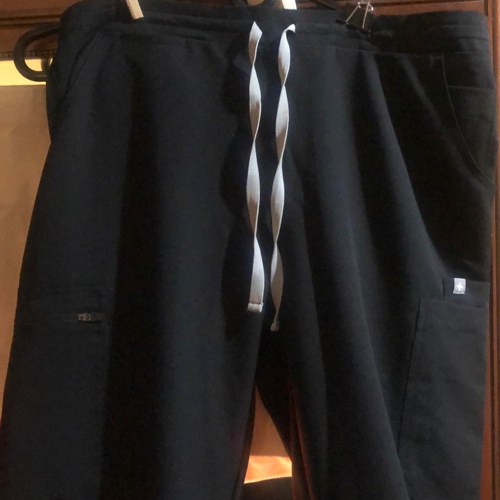 FIGS Yola skinny Scrub pants. Med Tall black. NWT